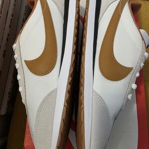 Nike Men's Pacific White and Brown Sneakers Sz. 7.5 (M) 9 Women's.